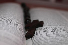 Buch aufgeschlagen mit Kreuz (Quelle: Pixabay)